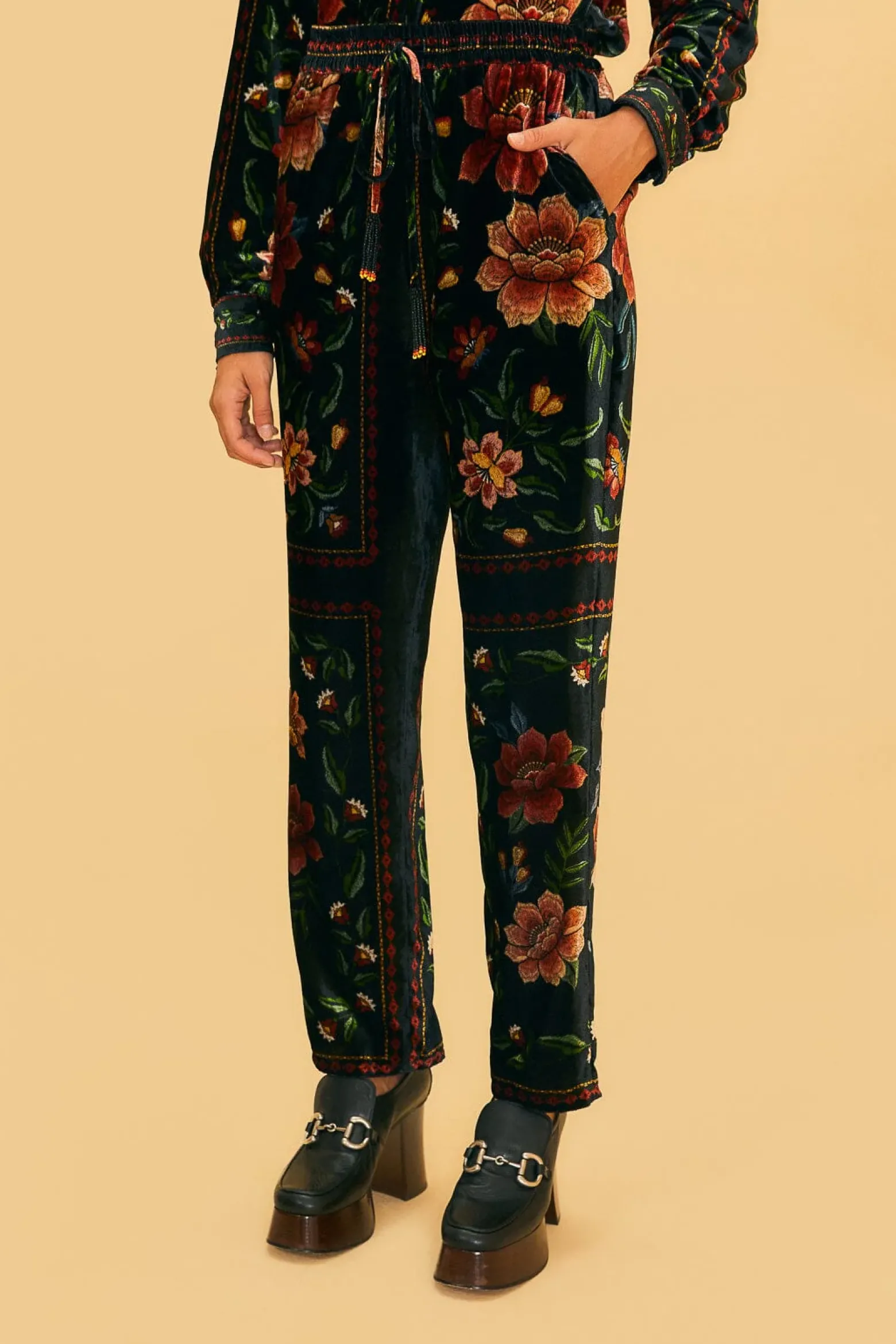 BLACK MACAWS GARDEN PANTS