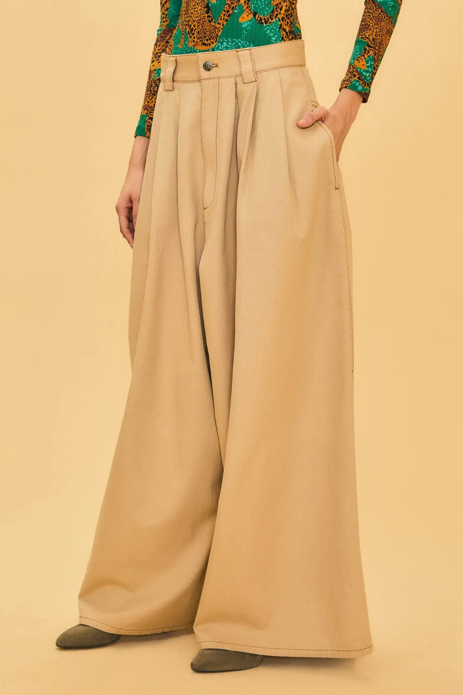 KHAKI LOW WAISTED PLEATED PANTS